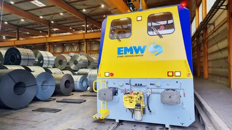 Batterieelektrisches Rangierfahrzeug beim Laden