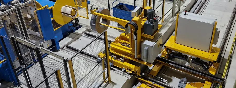 Schwerlast-Fördertechnik in einer Produktionshalle