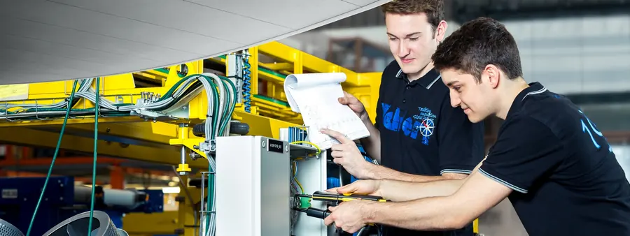 Mitarbeitende von Vollert bei der Arbeit in der Fertigung
