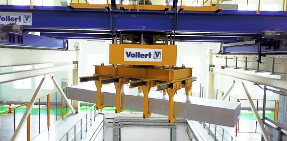 Automatikkran bewegt Aluminium-Coils in einer Werkshalle