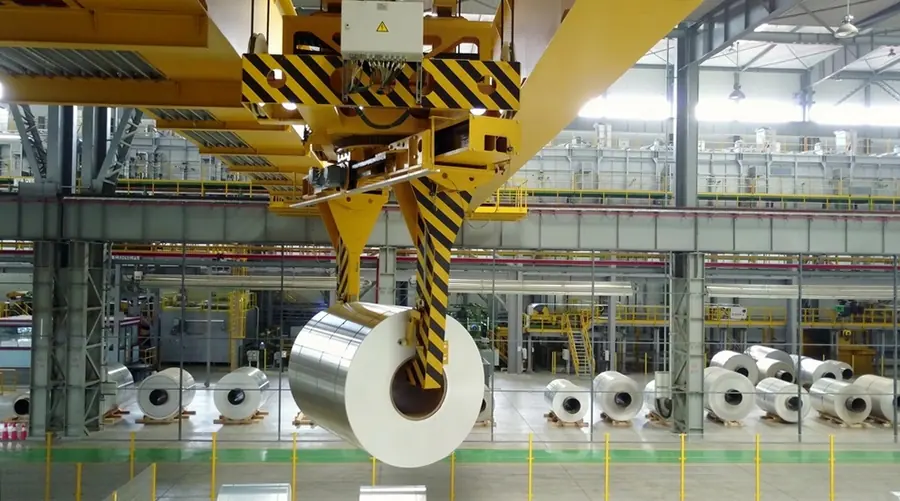 Automatikkran bewegt schwere Bauteile in einer Halle