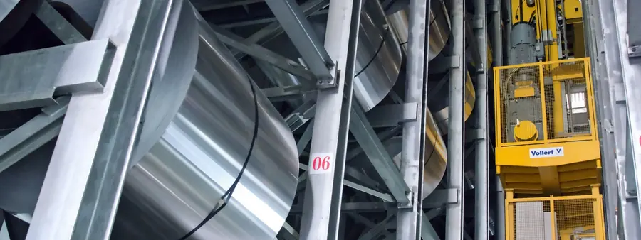 Automatisiertes Schwerlastlager von Vollert in einer Industriehalle