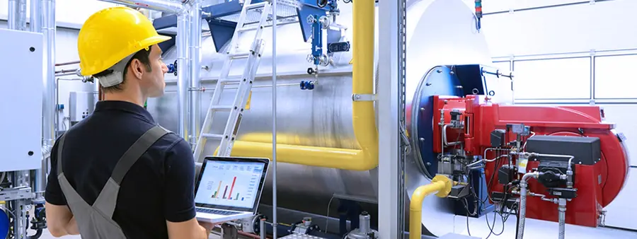 Servicetechniker von Vollert bei der Inspektion einer Anlage