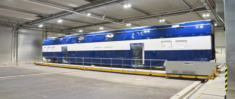 Schwerlasttransportwagen mit Schiebebühne im Werk